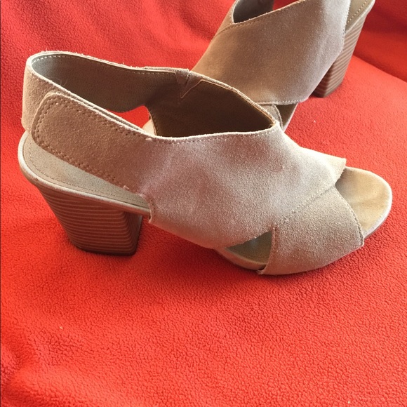 Kenneth Cole Reaction Neutral Sandals - Picture 1 of 6